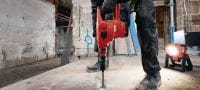 TE 60-22 Аккумуляторный перфоратор Мощный аккумуляторный перфоратор TE-Y (SDS Max) с системой активного контроля крутящего момента и системой активного подавления вибрации для бурения и долбления бетона с высокими нагрузками (платформа батарей Nuron) Применения 3