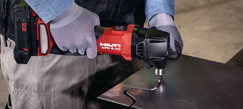 SPN 6-22 CN Аккумуляторные высечные ножницы Высокоэффективные аккумуляторные высечные ножницы для резки листового металла и профилей с большей скоростью и минимальной деформацией (платформа батарей Nuron) Применения 1