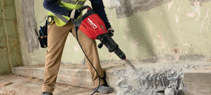 TE 1000-AVR Отбойный молоток для работ по бетону Многоцелевой отбойный молоток для разбивания или долбления бетонных полов и периодического долбления стен (с универсальным кабелем питания) Применения 1
