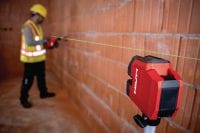 PM 20-CG Точечный и линейный лазерный нивелир Комбинированный лазерный нивелир с зеленым лучом – 2 линии и 4 точек для выравнивания по отвесу, горизонтального выравнивания, разметки и выверки положения Применения 1